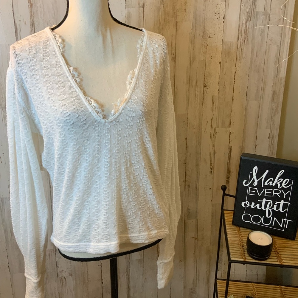 Free People long sleeve v-neck sweater. Lightweight. Size M